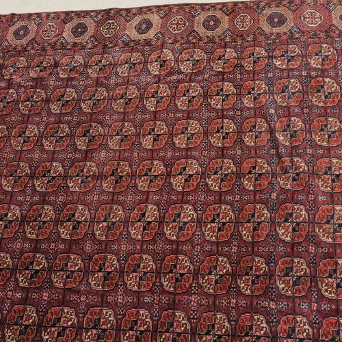Buchara Bukhara

土库曼斯坦，日期为1928年。7个主行，每行15个泰克布哈拉油，伴有6行次级油，位于棕红色的地面上。主边框上装饰着布哈拉特色的&hellip;