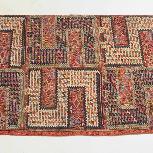 Sileh-Fragment Sileh 片段

高加索地区，约1900年。 这只是地毯的一半，另一半已经丢失。平织。一幅画上有精美的针线活。典型的Sileh设&hellip;