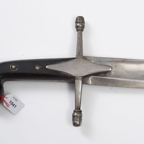 Offizierssäbel 军官的军刀

19世纪初，轻骑兵马刀的刀柄为Mamelucca风格。 Shamshir刀柄有牛角握柄的鳞片，铁制的鞍座套筒可容纳击&hellip;