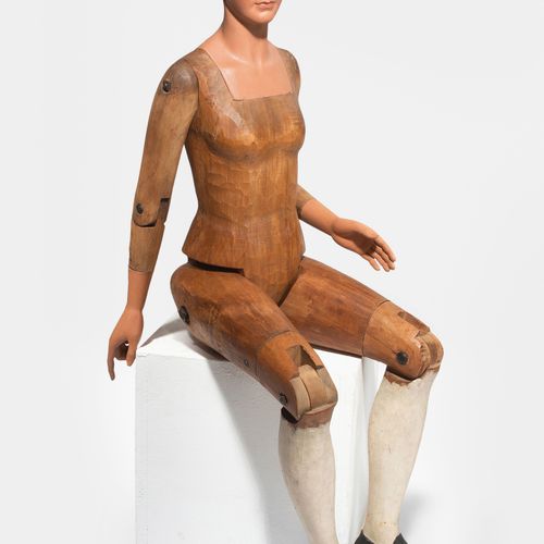 Brienz, grosse Gliederfigur 布里安茨，有四肢的大人物

瑞士，约1880年。 白杨木雕刻，部分彩绘。铁制的铰链。梳着辫子的女性形象。&hellip;