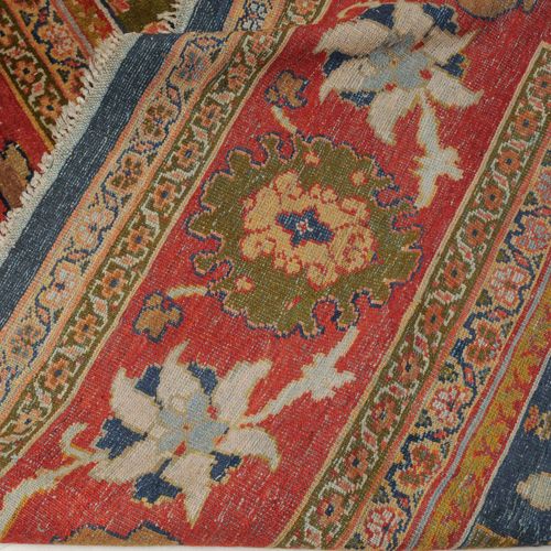 MAHAL Mahal

Z-Persia，约1900年。 中等蓝色的场地上装饰着交替颜色的、分散的、排列整齐的花卉和树叶藤蔓设计。鲜艳的红色和生动的主边框上布&hellip;