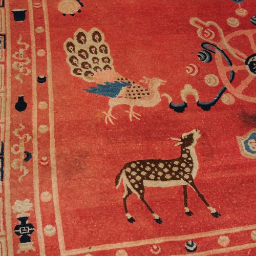 Pao-Tao 宝涛

南蒙古，约1940年，寺庙地毯。罕见的粉红色地面上象征性地装饰着两条五爪金龙、火红的珍珠、凤凰、鹿、莲花和车轮。蓝白相间的 "卍 "字边&hellip;