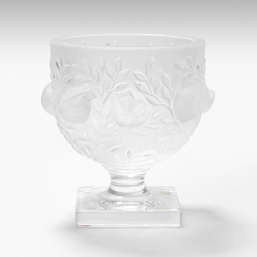 Lalique, Fussvase "Elizabeth" Lalique, Vase à pied "Elizabeth". 
Après 1945. Ver&hellip;