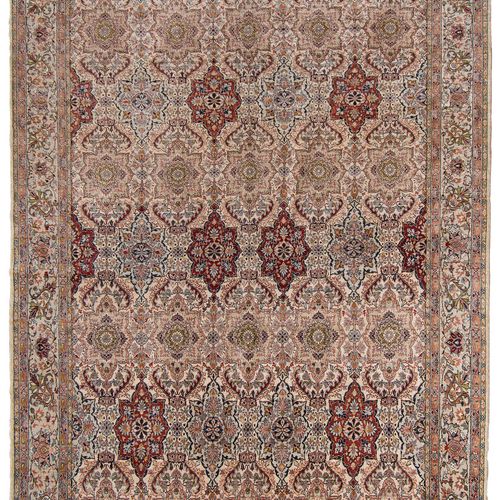 Kayseri-Seide 开塞利丝绸

Z-土耳其，约1960年。 绒毛材料为纯丝绸。粉彩地毯。乳白色的地面上布满了水平排列的星形花纹，颜色交替，无限重复，两&hellip;
