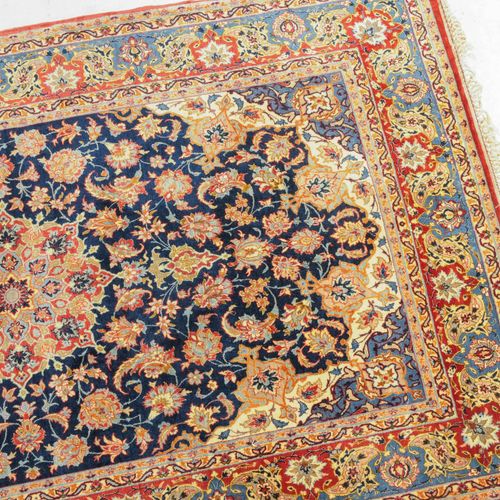 Isfahan 伊斯法罕

Z-Persia，约1960年。 软木羊毛和丝绸绒毛材料，丝绸项链。午夜蓝色的地面上显示出密集的花卉图案，中间有一个8格的星形奖章和&hellip;