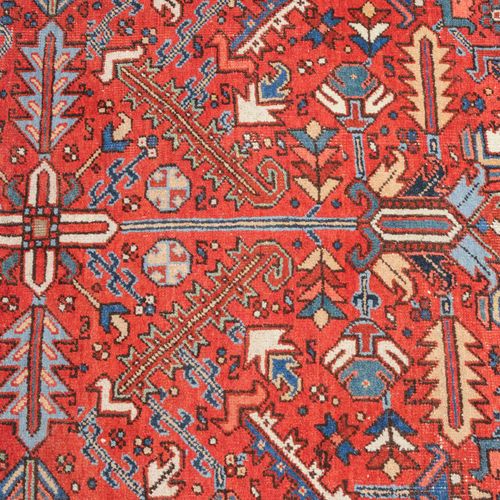 HERIZ Heriz

NW-Persien, um 1930. Das rote Mittelfeld ist mit stark stilisierten&hellip;