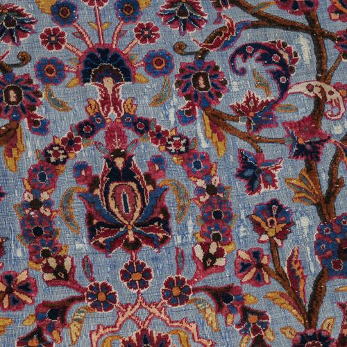 Kashan-Suf 卡山苏夫

Z波斯，约1900年。 绒毛材料为纯丝绸。一条用浮雕织成的地毯。在浅蓝色的地面上，一个丝状的轮廓带形成了一个祈祷龛。 下面是一&hellip;