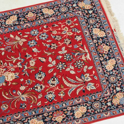 Isfahan 伊斯法罕

Z-Persia，约1980年。 丝绸项链，绒毛材料为软木羊毛和丝绸。在底部中央有签名。红色的地面上到处都是精心绘制的花卉图案，图案&hellip;