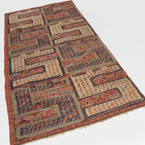 Sileh-Fragment Sileh 片段

高加索地区，约1900年。 这只是地毯的一半，另一半已经丢失。平织。一幅画上有精美的针线活。典型的Sileh设&hellip;