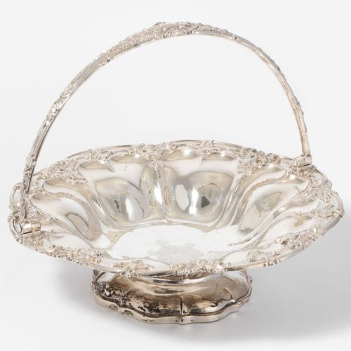 GROSSE HENKELSCHALE Large bowl with handle

London, 1828. Silver. Master's mark &hellip;