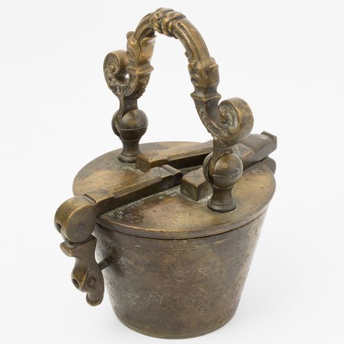 Grosses Bechergewicht Grand poids de gobelet 
Daté de 1732, bronze poinçonné, mo&hellip;