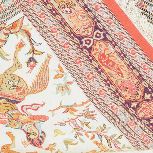 Ghom-Seide Ghom丝绸

Z波斯，约1980年。 绒毛材料为纯丝绸。地毯为横向格式。左侧外框中央有 "Ghom Shaterian "的签名。白色的&hellip;