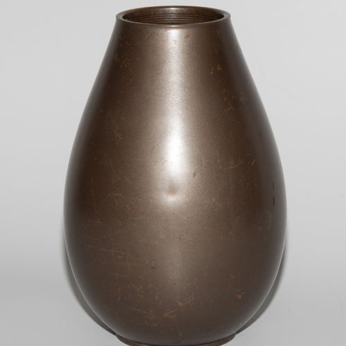 Vase Vase

Japan, 20.Jh. Signiert Gyoku'un koku. Bronze. Tempelansicht, umgeben &hellip;