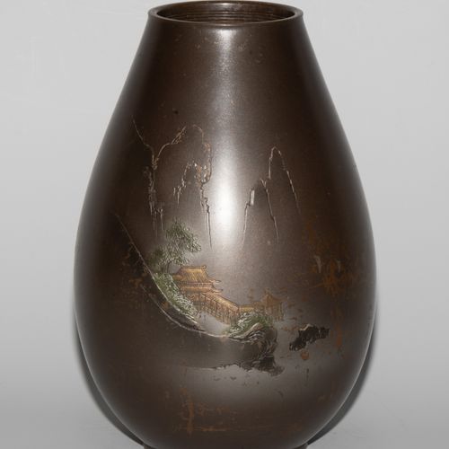 Vase Vase

Japon, 20e siècle. Signé Gyoku'un koku. En bronze. Vue de temple ento&hellip;