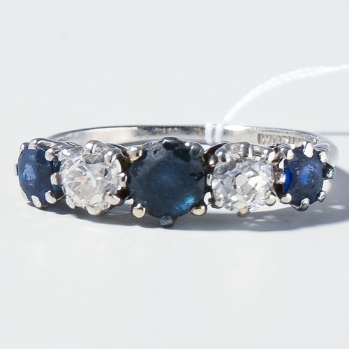 Saphir-Diamant-Ring 蓝宝石钻石戒指

铂金。3个圆形面。蓝宝石约0.42克拉，2颗旧切割钻石约0.30克拉。尺寸48，2.5g。

- 磨损&hellip;