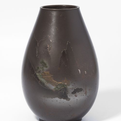 Vase 花瓶

日本，20世纪，署名：Gyoku'un koku。青铜器。被陡峭的山峰包围的寺庙景观，用卡塔波里雕刻，并涂上色彩。高23厘米。

- 擦伤。