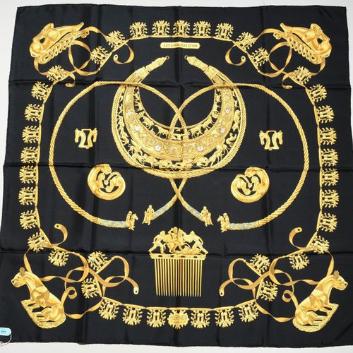 Hermès, Foulard "Cavaliers d'Or" Hermès, foulard "Cavaliers d'Or".

Soie en noir&hellip;