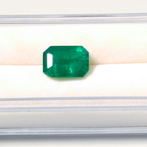 Loser Smaragd 松散的绿宝石

祖母绿八面体，3.30克拉，有裂纹。11.2008的发票
