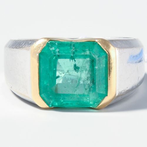 Smaragd-Ring 绿宝石戒指

750黄金/白金。祖母绿约6克拉，8月面。尺寸55，13.3克。

- 祖母绿和镶嵌物上有明显的磨损痕迹。