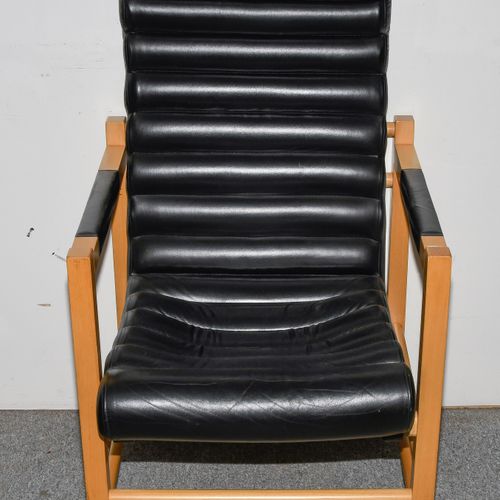 Ernst Gisel, Armlehnsessel 恩斯特-吉赛尔，扶手椅

苏黎世，1980/90年代。榉树。椅垫，黑色皮套。座椅高度为46厘米。62x68&hellip;