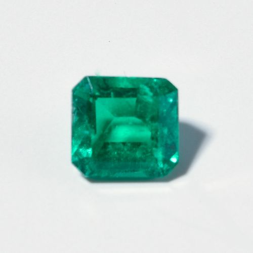Loser Smaragd 松散的绿宝石

祖母绿八面体，0.79克拉。