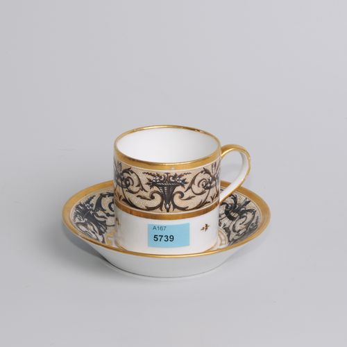 Nyon, Tasse mit Untertasse 尼翁, 杯子和碟子

1810年左右，瓷器。釉里红鱼纹（杯）。装饰 "黑色的阿拉伯式，黑色的羽毛"。高6.&hellip;