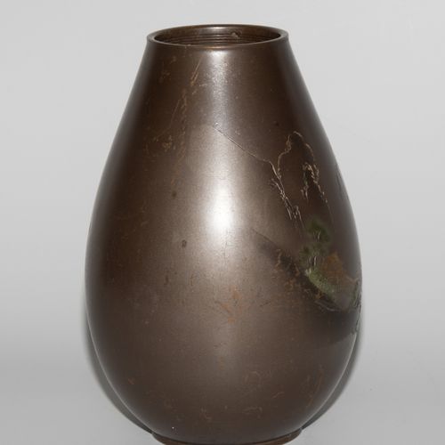 Vase 花瓶

日本，20世纪，署名：Gyoku'un koku。青铜器。被陡峭的山峰包围的寺庙景观，用卡塔波里雕刻，并涂上色彩。高23厘米。

- 擦伤。