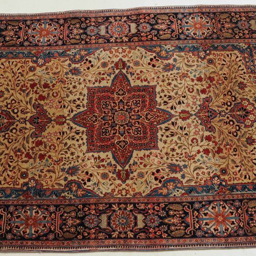 Kashan-Mohtasham Kashan-Mohtasham

Z-Perse, vers 1900. Tapis élégant et très fin&hellip;