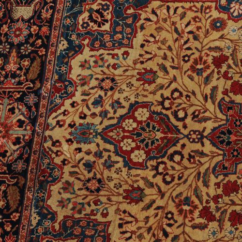Kashan-Mohtasham 卡山-莫赫塔沙姆

Z波斯，约1900年 优雅和非常精细的编织地毯。米黄色的中央区域装饰着一个红色的星形徽章，上面开满了花朵，&hellip;
