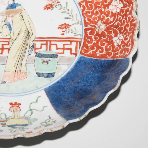 Lot: Teller und Bol 拍品：盘子和波尔

中国，18世纪，瓷器。菊花形式。伊万里色彩的人物场景。D 24厘米（板）。/ H 6, D 11,5&hellip;