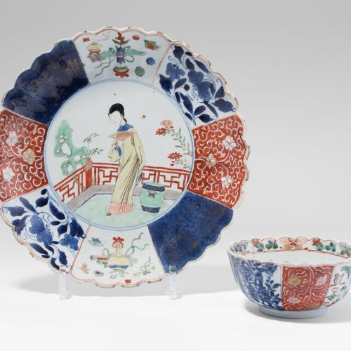 Lot: Teller und Bol 拍品：盘子和波尔

中国，18世纪，瓷器。菊花形式。伊万里色彩的人物场景。D 24厘米（板）。/ H 6, D 11,5&hellip;