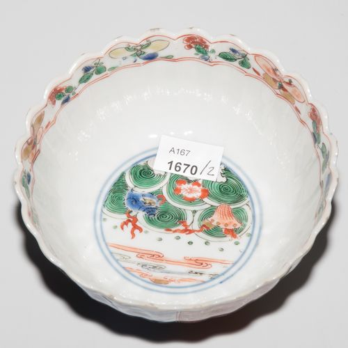 Lot: Teller und Bol 拍品：盘子和波尔

中国，18世纪，瓷器。菊花形式。伊万里色彩的人物场景。D 24厘米（板）。/ H 6, D 11,5&hellip;