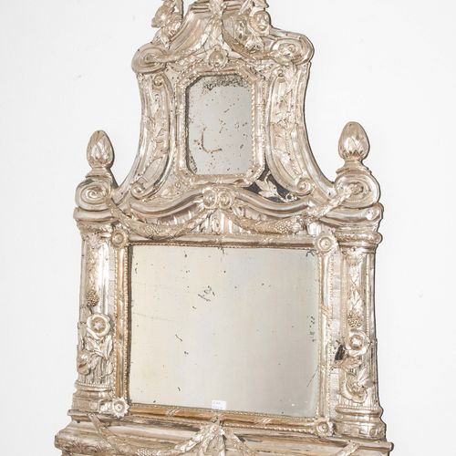 Spiegel 镜子

巴洛克风格，19/20世纪，银盘。弧形框架，两边有两个镜面玻璃和柱子，花瓶状的装饰。使用的痕迹。65x102厘米。