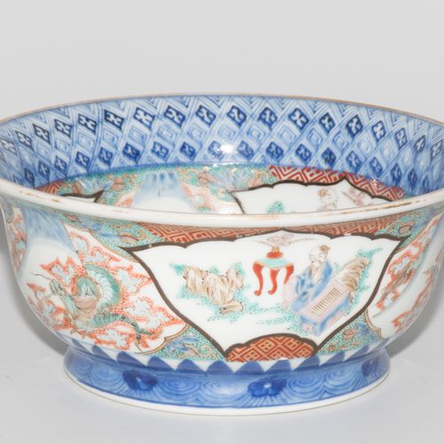 Grosse Bol Grand bol
Japon, 19e s. Porcelaine. Représentation de dragons devant &hellip;
