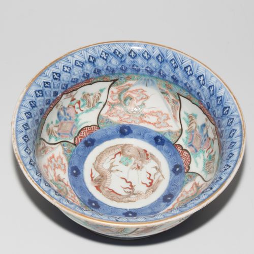 Grosse Bol Bol grande
Japón, siglo XIX. Porcelana. Representación de dragones fr&hellip;