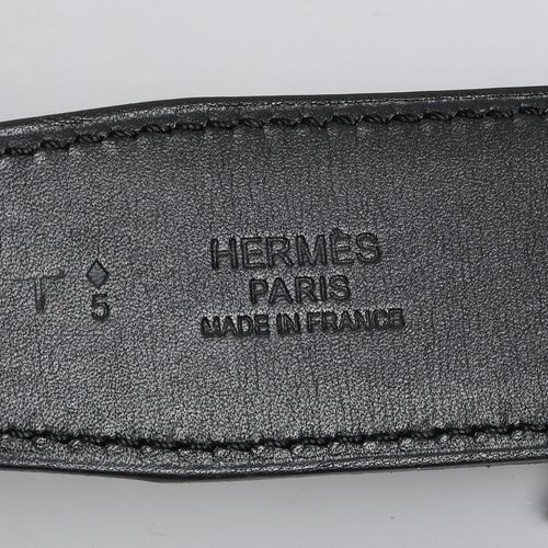 Hermès, 3 Gürtelriemen 爱马仕，3条皮带带
红黑色、棕灰色和灰黑色皮革的可翻转带子。配有保护袋。长85和宽3厘米。