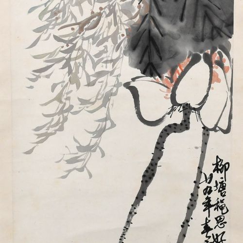 Malerei 绘画
中国，20世纪，纸上水墨。柳枝下的荷花。有红印章签名。137x34厘米。装裱成卷轴画。243x47厘米。