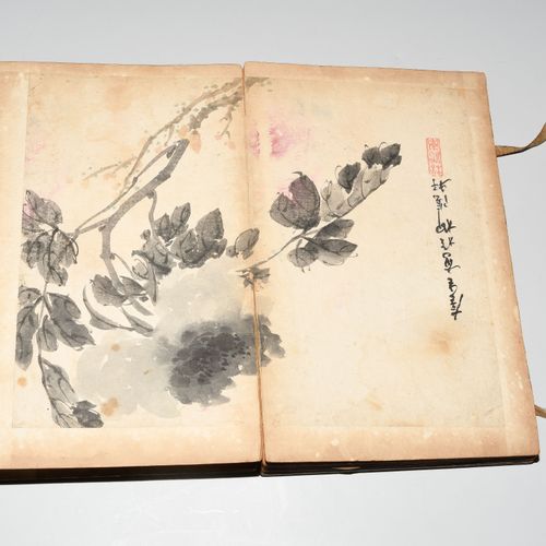 Album 画册
中国，20世纪，Leporello。纸上油漆和墨水。14幅画有各种花卉静物。签有红色印章。24x31厘米（图片）。木质装订。28x18.5厘米&hellip;