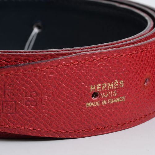 Hermès, 3 Gürtelriemen 爱马仕，3条皮带带
红黑色、棕灰色和灰黑色皮革的可翻转带子。配有保护袋。长85和宽3厘米。
