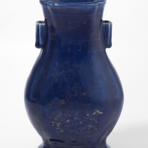 Vase, Typ Hu 花瓶，胡型
中国，清朝。瓷器。侧面有管状把手。单色蓝釉，有残存的金色装饰。高25厘米。