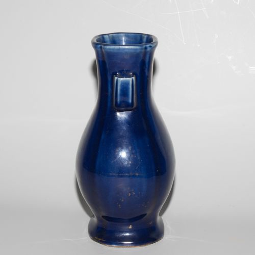 Vase, Typ Hu Vase, Typ Hu
China, Qing-Dynastie. Porzellan. Seitlich mit röhrenfö&hellip;