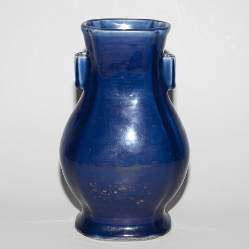 Vase, Typ Hu 花瓶，胡型
中国，清朝。瓷器。侧面有管状把手。单色蓝釉，有残存的金色装饰。高25厘米。