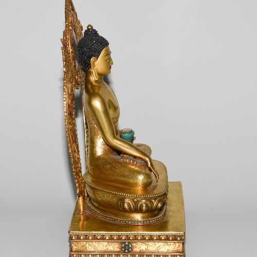 Buddha Shakyamuni 释迦牟尼佛
尼泊尔，20世纪。 火镀青铜，面部冷漆。镶嵌有绿松石和珊瑚。历史上的佛祖以禅定的方式坐在一个莲花底座上，在一个独&hellip;