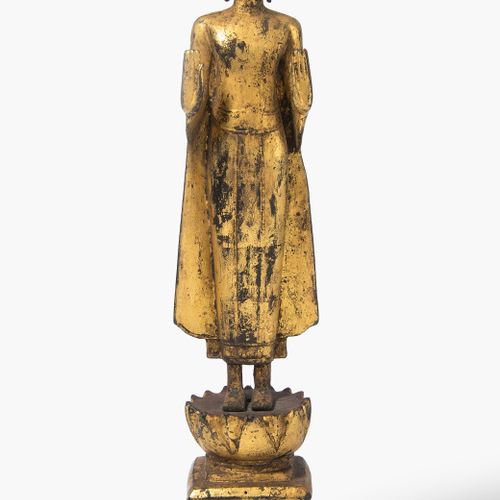 Stehender Buddha 立佛
泰国，大城晚期，18世纪下半叶。 佛陀脸上带着温和的微笑，显示出双重的阿巴雅泥巴，站在莲花底座上，下面是一个高大的方形阶&hellip;