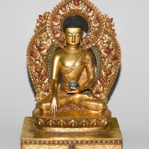 Buddha Shakyamuni 释迦牟尼佛
尼泊尔，20世纪。 火镀青铜，面部冷漆。镶嵌有绿松石和珊瑚。历史上的佛祖以禅定的方式坐在一个莲花底座上，在一个独&hellip;