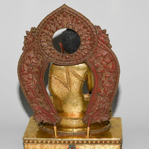 Buddha Shakyamuni 释迦牟尼佛
尼泊尔，20世纪。 火镀青铜，面部冷漆。镶嵌有绿松石和珊瑚。历史上的佛祖以禅定的方式坐在一个莲花底座上，在一个独&hellip;