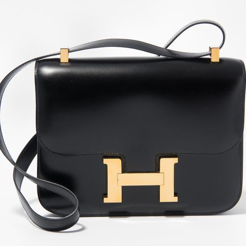 Hermès, Handtasche "Constance" 爱马仕，"Constance "手提包。
来自1988年。 黑色盒装皮革。金色的金属配件。长肩带。&hellip;