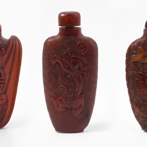 Lot: 3 Rhinozeroshorn Snuff Bottles Lot: 3个犀牛角鼻烟壶
中国，20世纪，每个都有浮雕的蝙蝠和寿字，饕餮面具和蝙蝠，以&hellip;