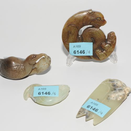 Lot: 4 Tierfiguren Lot: 4 animal figurines
China. Celadon colored, brown patinat&hellip;