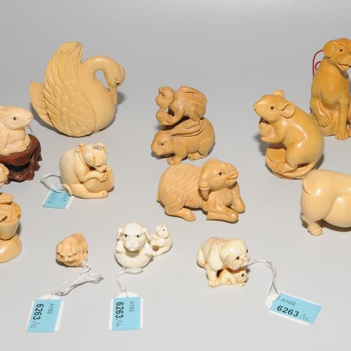 Lot: 12 Tierfigürchen/Netsuke 拍品：12个动物小雕像/网饰
中国/日本，20世纪。 木头和象牙。各种动物形象，包括五件狗形状的网饰&hellip;